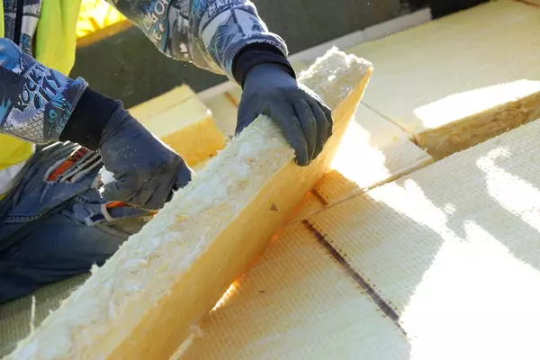 facilità di posa di lana di vetro isover saint gobain resistente agli urti, protezione al fuoco e ecosostenibile