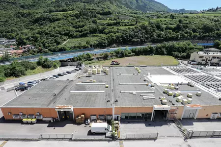 Rifacimento di due di tre porzioni di un capannone ad uso commerciale 