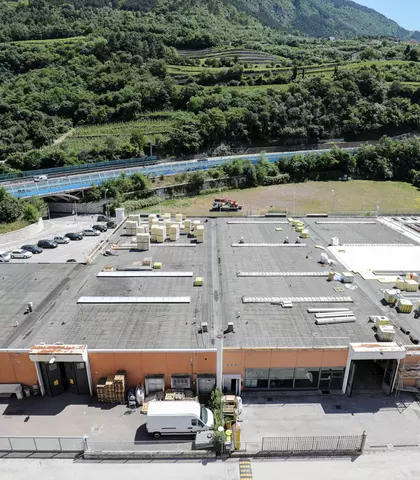 Rifacimento di due di tre porzioni di un capannone ad uso commerciale 